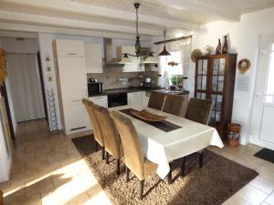 Kuchyň nebo kuchyňský kout v ubytování Ferienhaus-Natur-Erholung-Pur-Mecklenburgische-Seenplatte-zwischen-Mueritz-und-Ostsee