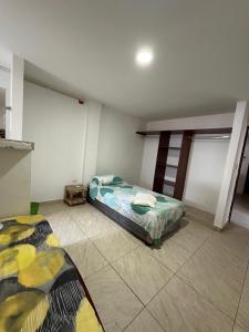 sypialnia z 2 łóżkami w pokoju w obiekcie Casona La Española w mieście Cartagena de Indias