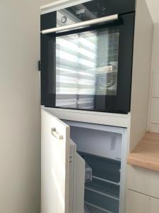 una cucina con forno a microonde in un armadio di Zur Elster 2 a Plauen