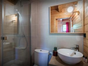 La salle de bains est pourvue de toilettes, d'un lavabo et d'une douche. dans l'établissement Chalet Capieu - Le Barn - OVO Network, à Manigod