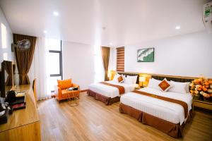Hà Ðông的住宿－Lam Anh Hotel Him Lam Vạn Phúc Hà Đông，酒店客房设有两张床和电视。
