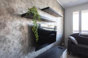 a living room with a flat screen tv on a wall at Kaksio hyvällä paikalla & ilmainen parkki+wifi in Lappeenranta