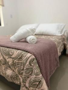 un osito de peluche sobre una cama en Traditional Roomy House en Medellín