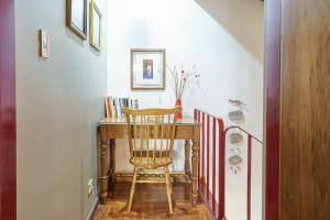 Habitación con escritorio de madera y silla. en El Diván Apartamento, excelente ubicación y cochera en Mendoza