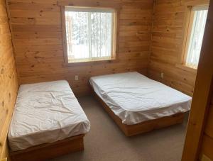 Postel nebo postele na pokoji v ubytování Brimley Lodge / Sleeps 36 / Snowmobile & ORV Trail
