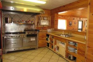 Kuchyň nebo kuchyňský kout v ubytování Brimley Lodge / Sleeps 36 / Snowmobile & ORV Trail