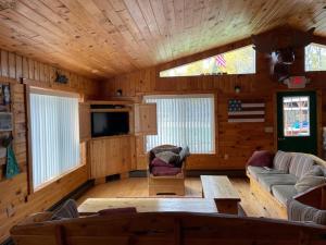 Posezení v ubytování Brimley Lodge / Sleeps 36 / Snowmobile & ORV Trail