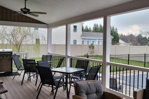 une véranda avec une table et des chaises dans l'établissement Rehoboth Beach --- 35526 Dry Brook Drive Unit A, à Rehoboth Beach