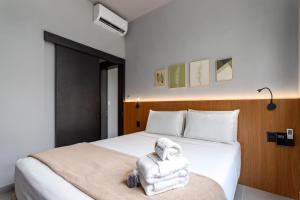 a hotel room with a bed with towels on it at Perfeição no Leblon - Imóvel moderno - AP302 Z1 in Rio de Janeiro