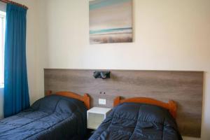 1 Schlafzimmer mit 2 nebeneinander liegenden Betten in der Unterkunft Dpto. Centrico con Vista al Lago in San Carlos de Bariloche
