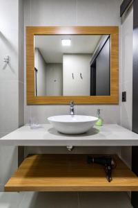 a bathroom with a sink and a mirror at Perfeição no Leblon - Imóvel moderno - AP302 Z1 in Rio de Janeiro