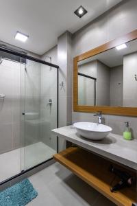 a bathroom with a sink and a shower at Perfeição no Leblon - Imóvel moderno - AP302 Z1 in Rio de Janeiro