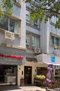 a building with a sign on the side of it at Perfeição no Leblon - Imóvel moderno - AP302 Z1 in Rio de Janeiro