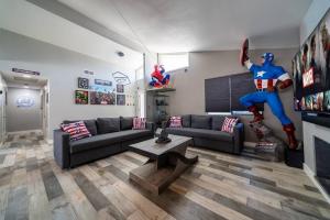 Χώρος καθιστικού στο Avengers Campus: Heated Pool, Theater, Arcade+