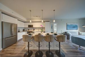 a kitchen with a table and chairs in a room at Moderno in Fort Lauderdale