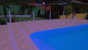 uma piscina num quintal com uma casa em Onde a paz prevalece em Angra dos Reis