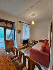 - un salon avec un lit, un canapé et une table dans l'établissement Cozy Traditional 1 Bedroom Home Omodos Village, à Omodos
