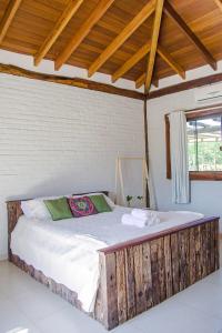 a bedroom with a wooden bed in a room at Paradise Bonito: mansão com piscina in Bonito