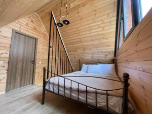 Postel nebo postele na pokoji v ubytování Cozy Home Kazbegi