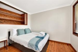 Katil atau katil-katil dalam bilik di NEW PropertyBreezy Bayside Haven at Brightwaters