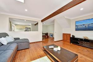 Ruang duduk di NEW PropertyBreezy Bayside Haven at Brightwaters