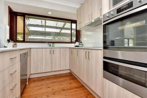 Dapur atau dapur kecil di NEW PropertyBreezy Bayside Haven at Brightwaters