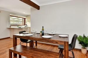 Minuman di NEW PropertyBreezy Bayside Haven at Brightwaters