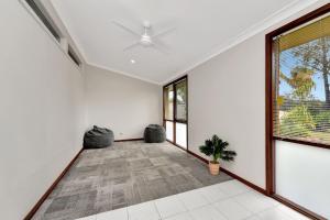 Katil atau katil-katil dalam bilik di NEW PropertyBreezy Bayside Haven at Brightwaters