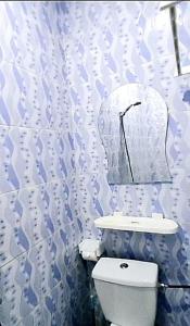 un bagno bianco e blu con servizi igienici e lavandino di Residence Sighaka - Luxus VIP Apartment - WiFi, Gardien, Parking a Douala