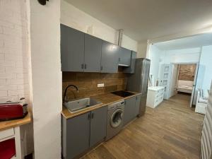 a kitchen with a sink and a washing machine at Rosario Apartament 4Px2b Wifi in Valencia