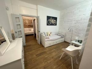 een witte kamer met een bed, een tafel en een stoel bij Rosario Apartament 4Px2b Wifi in Valencia