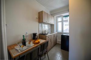 Een keuken of kitchenette bij Mitropoleos Suite