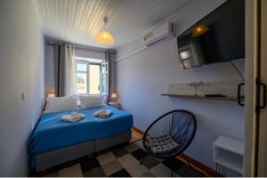 Een bed of bedden in een kamer bij Mitropoleos Suite