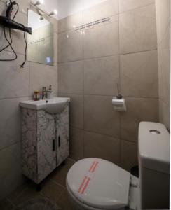 Een badkamer bij Mitropoleos Suite