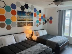 1 dormitorio con 2 camas y un cuadro en la pared en Fireside Inn en Long Beach