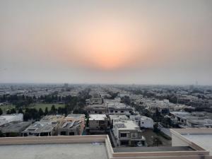 Blick auf eine Stadt vom Dach eines Gebäudes in der Unterkunft Goldcrest Luxury Apartments in Lahore