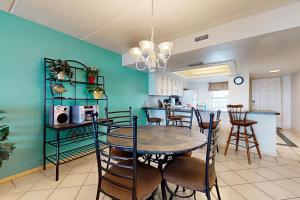 uma sala de jantar e cozinha com mesa e cadeiras em Saida Tower III #3116 em South Padre Island