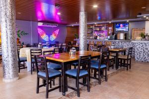 un ristorante con tavoli e sedie e un bar di Hotel Guacamaya a Penonomé