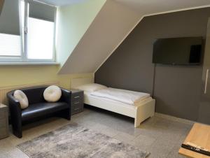 Habitación pequeña con cama y sofá en Motel de Winter - Motel - Apartmenthaus - Monteurzimmer, en Castrop-Rauxel