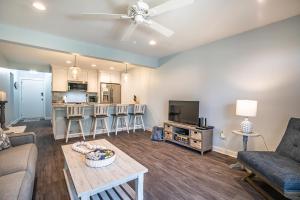 TV a/nebo společenská místnost v ubytování New listing - F Building Condo on Harbor Island