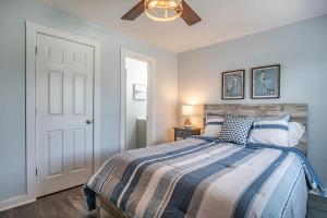 Postel nebo postele na pokoji v ubytování New listing - F Building Condo on Harbor Island + 36 fotografií