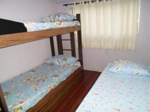 เตียงสองชั้นในห้องที่ Assel Pousada Xaxim