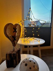 um coração de madeira em cima de um bolo sobre uma mesa em Landhof Belka em Hoyerswerda
