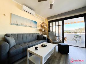 a living room with a couch and a table at Bello Amanecer en La Concha in Oropesa del Mar