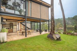 une maison avec une terrasse et un arbre dans l'établissement Casa Valle Avandaro Enjoy the surrounding nature, à Valle de Bravo