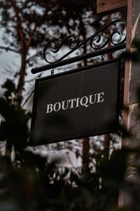 a sign for a building with the word boutique at Bella Bungalows in Punta Del Diablo