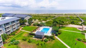 Una vista aérea de un resort con piscina y el océano. en NEW LISTING Ocean Front 1 Bedroom - New Decks and Pool Access, en Harbor Island