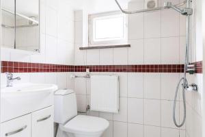 uma casa de banho branca com um WC e um lavatório em Villa Room em Malmo