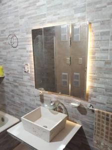 een badkamer met een wastafel en een spiegel bij casa de verano centro Necochea in Necochea