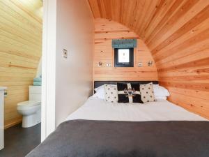 1 dormitorio con 1 cama con techo de madera en Barry, en St Austell